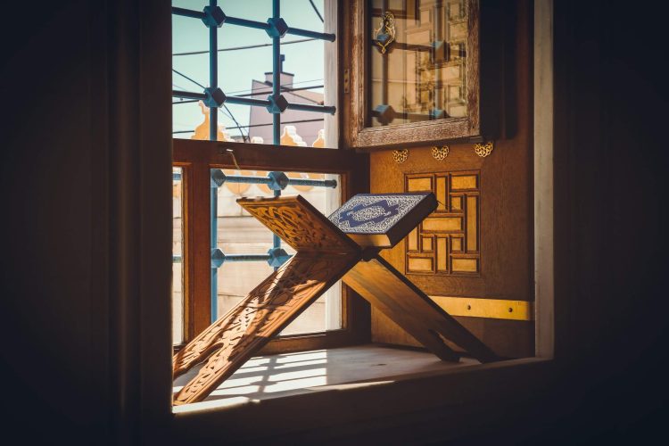 Qur'an by Window, Tokyo Camii Mosque, Tokyo Camii, Ōyamachō, Shibuya, Tokyo, Japon, April 2020 (Anis Coquelet)